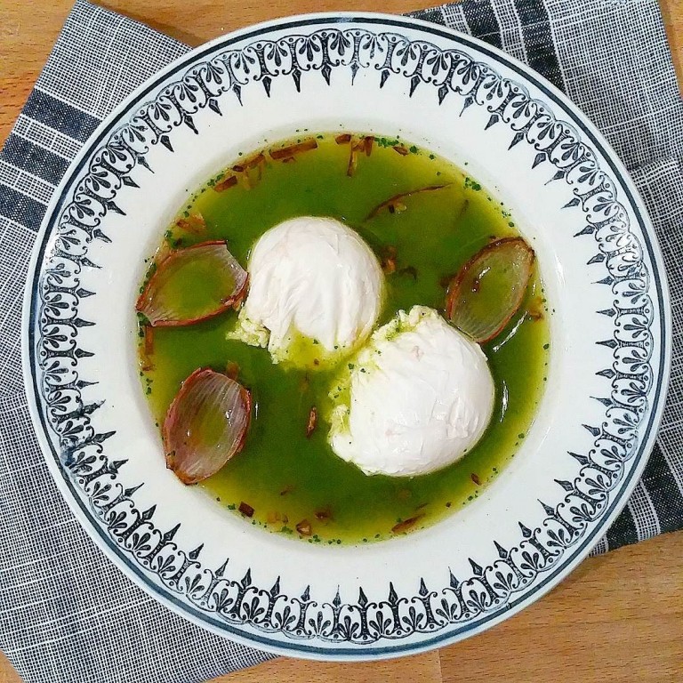 Œufs pochés nage de courgette au curcuma Gratinez