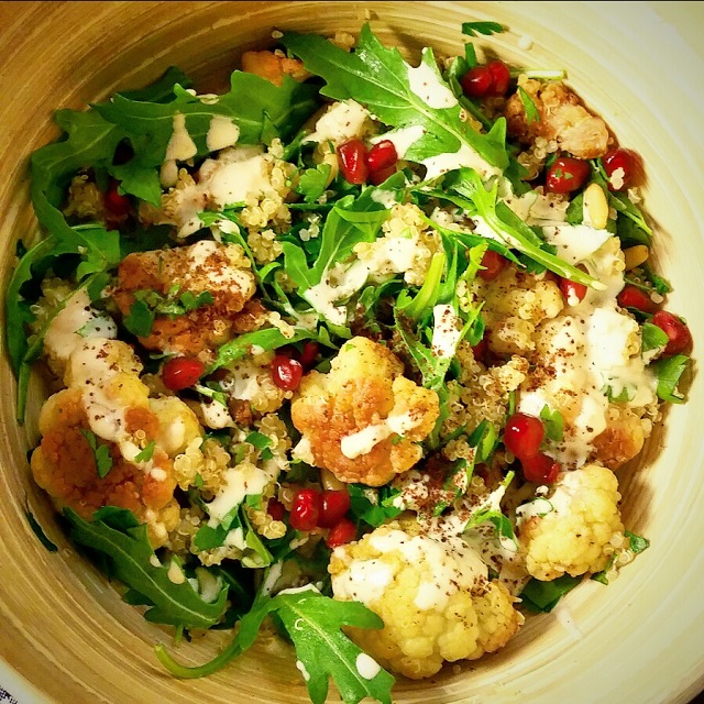 Recette pour Bowl de quinoa au chou-fleur rôti, salade de chou rouge et  feta
